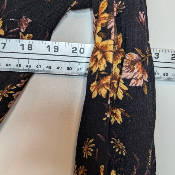 Forever 21 Long Sleeve Floral Wrap Dress Women’s Size Large Black and Yellow - Picture 5 of 9